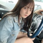 Peel the Apple・黒嵜菜々子、太もも見せのデニムジャケットコーデで運転！「助手席に乗せてください」
