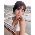 加藤結、初の水着グラビアで届ける透明ボディ