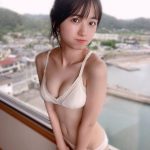 加藤結、初の水着グラビアで届ける透明ボディ