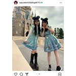 道重さゆみ、モー娘。牧野真莉愛と12歳差のミニスカ青色ワンピースコーデ披露！