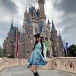 道重さゆみ、モー娘。牧野真莉愛と12歳差のミニスカ青色ワンピースコーデ披露！