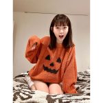 渡辺美優紀「君の夢に出るね〜」、ハロウィンニットから太ももチラ見せ