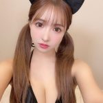 三上悠亜、猫耳ツインテールで美谷間見せつけ！