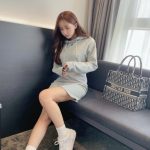 三上悠亜、ミニのスウェットワンピから太もも披露「ドキドキが止まりません」