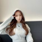 三上悠亜、ミニのスウェットワンピから太もも披露「ドキドキが止まりません」