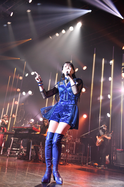 森高千里、煌びやかなミニスカ衣装でデビュー35周年ライブに出演