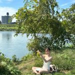 宮下かな子、手ブラオフショット公開！透明な美背中で魅せる