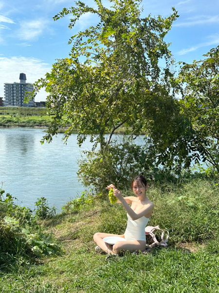 宮下かな子、手ブラオフショット公開！透明な美背中で魅せる