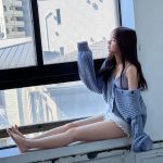 NGT48・真下華穂、くびれラインと腹筋割れボディを大人セクシーに見せつけ！