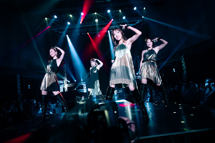 MAX、美脚見せのミニスカ衣装で有観客ライブ開催！LINAはポールダンスも初披露