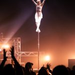 MAX、美脚見せのミニスカ衣装で有観客ライブ開催！LINAはポールダンスも初披露