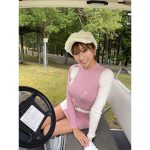 緒方咲、ボディラインが浮かぶミニスカゴルフウェアで太もも披露！