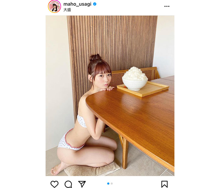 AKB48・大盛真歩、大盛りご飯を前に笑顔の水着オフショット公開