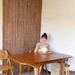 AKB48・大盛真歩、大盛りご飯を前に笑顔の水着オフショット公開