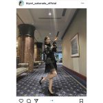 桜田ひより、ミニ丈の透け感ワンピから美脚見せ！