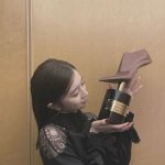 桜田ひより、ミニ丈の透け感ワンピから美脚見せ！