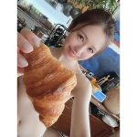 SKE48・佐藤佳穂、遂に実写化「クロワッサン」隠しの水着オフショットに歓喜の声ぞくぞく！