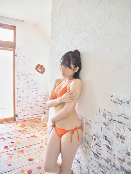 AKB48・田口愛佳、メイドビキニの自撮りで絶対領域チラリ！「超ありがたぐちです！」