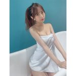 竹内星菜「お風呂にします？」、バスタオル巻いただけのセクシーショットで誘惑