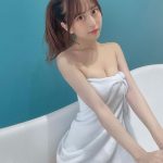 竹内星菜、バスタオル越しのくびれラインで誘惑！「お風呂にします？」