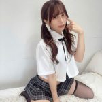 竹内星菜、太もも大胆見せの制服コスがキワドい！「エロ可愛い」「刺さりまくりです」