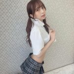 竹内星菜、太もも大胆見せの制服コスがキワドい！「エロ可愛い」「刺さりまくりです」