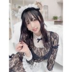 コスプレイヤー・円谷みう、透け感セクシーなメイド衣装をエレガントに披露