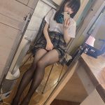 コスプレイヤー・円谷みう、桃尻あらわな黒タイツ×制服コスプレで悩殺！