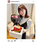 渡辺美優紀、バースデーケーキを手に持ちにっこり
