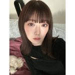 渡辺美優紀、黒ニットから素肌チラ見せ