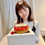 渡辺美優紀、バースデーケーキを手に持ちにっこり