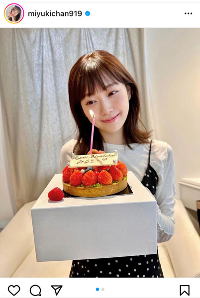 渡辺美優紀、バースデーケーキを手に持ちにっこり