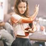 山本舞香、血しぶき浴びたセーラー服姿の『カラダ探し』オフショット大公開