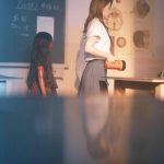 山本舞香、血しぶき浴びたセーラー服姿の『カラダ探し』オフショット大公開