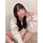 #よーよーよー・由良ゆら、モコモコパジャマで太もも大胆見せ