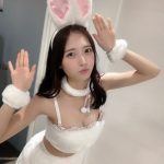#よーよーよー・由良ゆら、高校生の頃のウサギコスプレで美くびれチラリ