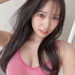 横野すみれ、寝起き風自撮りでふっくらバストをお届け！