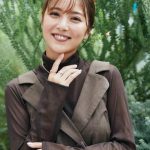 石川恋、ハートモチーフなジュエリーを身に着けた大人な秋コーデショットを公開