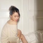 ダレノガレ明美、肩出しニットで美脚を露出した姿に反響の声！