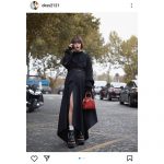 emma、クールなファッションに深めスリットで美脚チラリなショットを公開！