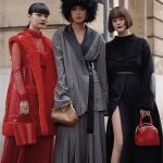 emma、クールなファッションに深めスリットで美脚チラリなショットを公開！