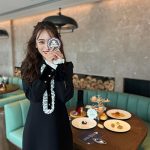 近藤千尋、ミニワンピにハイヒールで美脚際立つアフタヌーンティーショット披露!