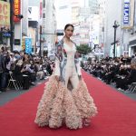 のん、「無敵な衣装」で3年ぶりの渋谷路上ランウェイショーでウォーキング＜渋谷ファッションウイーク＞