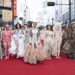 のん、「無敵な衣装」で3年ぶりの渋谷路上ランウェイショーでウォーキング＜渋谷ファッションウイーク＞