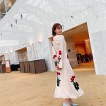 トリンドル玲奈、京都タワーを前に見事なボディラインで魅せる美シルエットワンピ姿！