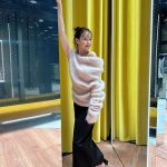 トリンドル玲奈、大胆な肩だし衣装とキュートな舌出しショットでファン悶絶！