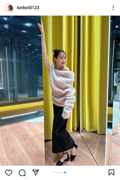 トリンドル玲奈、大胆な肩だし衣装とキュートな舌出しショットでファン悶絶！