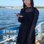 ドラマ『霊媒探偵・城塚翡翠』清原果耶、ギャルピースをした可愛すぎるお茶目オフショットを公開