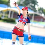 【写真特集】神谷えりさ、お腹見せのユニフォーム姿でくびれ見せつけ！くびれラインで＜近代麻雀水着祭2022＞