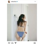 足立梨花、絶妙なずれ具合の桃尻バックショットで悩殺！